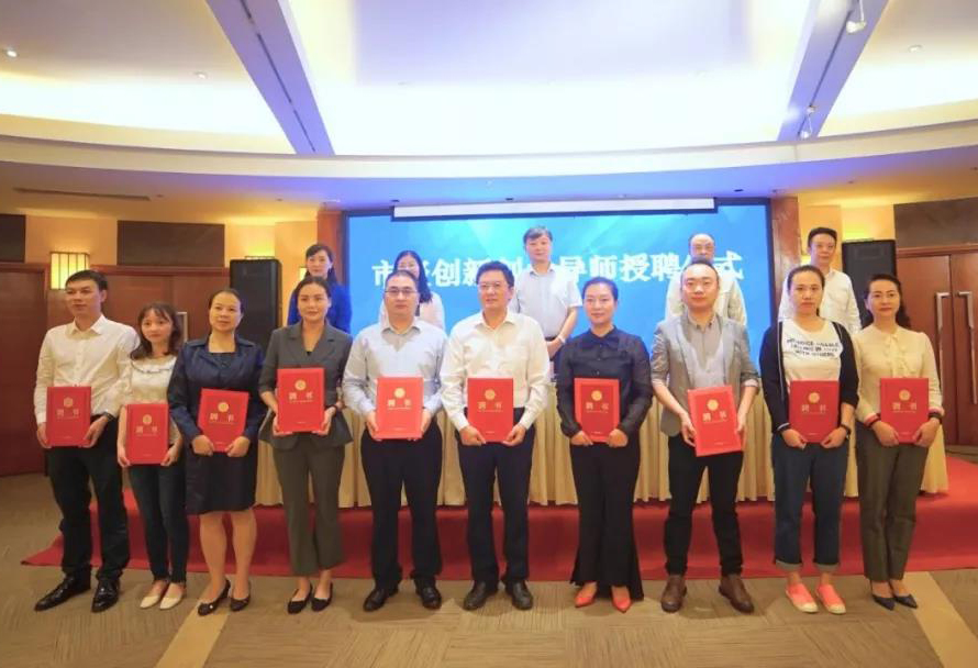 熱烈祝賀我校校長(zhǎng)楊洪忠等同志入選2018年度瀘州市創(chuàng)新創(chuàng)業(yè)導(dǎo)師！